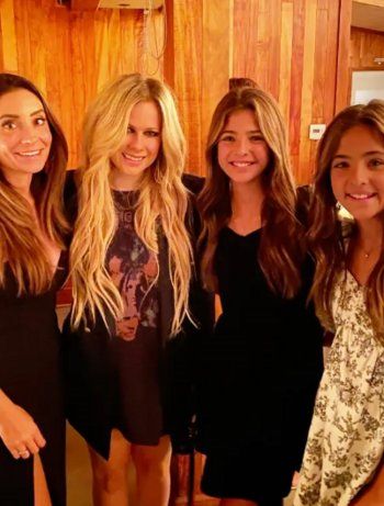 شاهد .. بالصور - تايلور بوسي يختار بدلة من لون البيج لحفل زفافه وحبيبته السابقة تهنئه