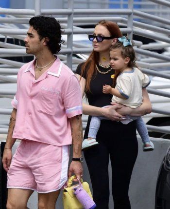 شاهد .. بالصور - تسريب صور واضحة لوجه إبنتي جو جوناس