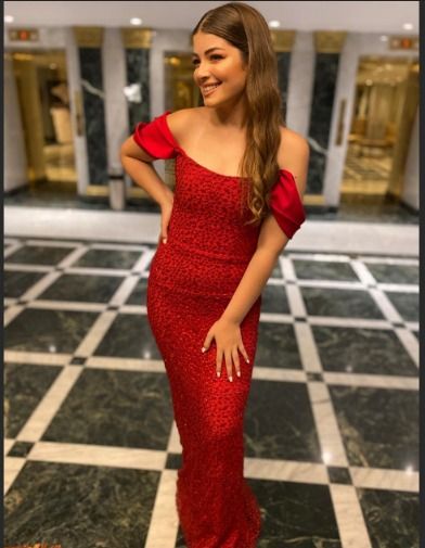 ليلي زاهر لابسة طقم غريب : بدلة ولابيجامة ؟!!