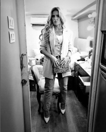 شاهد .. بالكاجوال الأنيق..هنا شيحة تتألق بلوك رائع - بالصورة