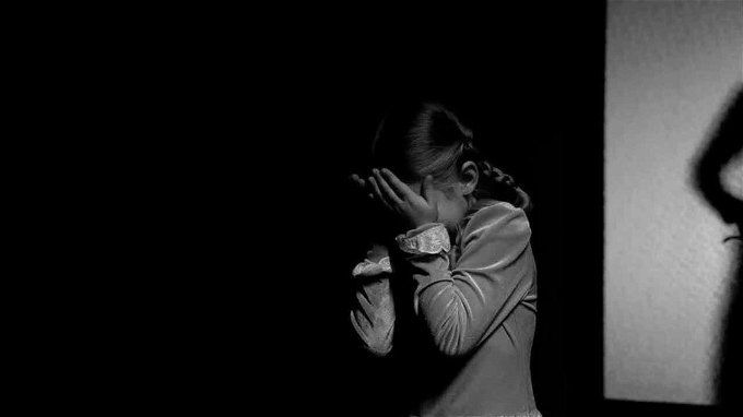 أخبار مصر | عيونها زرقاء لكن متسولة.. قصة سيدة استغلت طفلة التجمع الخامس للنصب على المواطنين