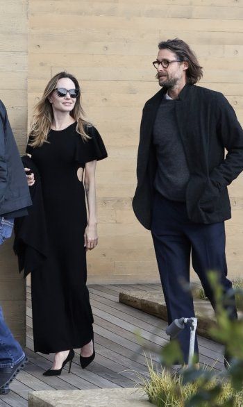 شاهد .. أنجلينا جولي سعيدة برفقة صديقها الجديد...وإليكم القواسم المشتركة بينهما