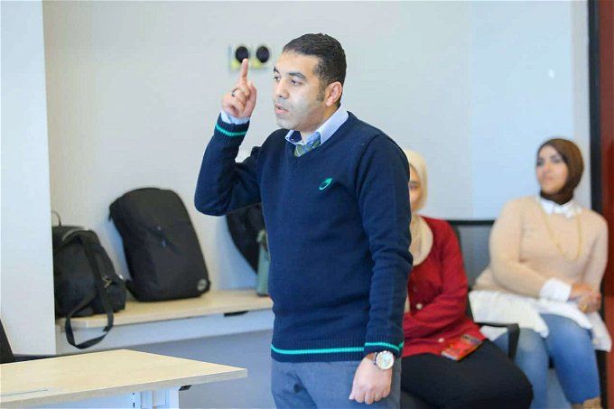 أخبار مصر | هيئة البريد تُدرب موظفيها على لغة الإشارة لتسهيل التواصل مع ذوي الهمم