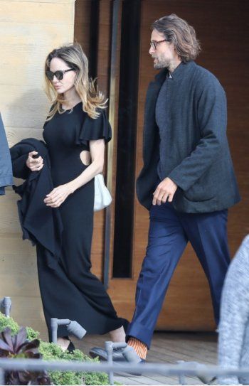 شاهد .. أنجلينا جولي سعيدة برفقة صديقها الجديد...وإليكم القواسم المشتركة بينهما