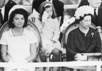 شاهد .. سر الكراهية بين زوجة جون كينيدي والملكة اليزابيث... وصفت الملكة بهذه العبارات المهينة