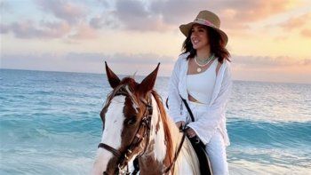 شاهد .. رنا رئيس تخطف الأنظار بأحدث إطلالة لها على الحصان