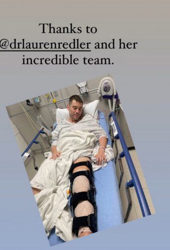 شاهد .. بالصور - بريان جيه سميث يطل على محبيه من على تخت المستشفى