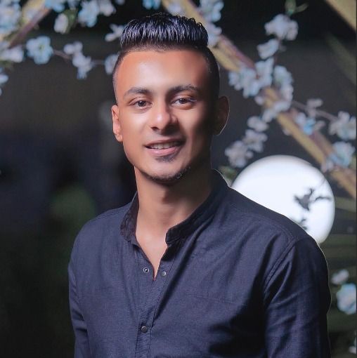 يرتل القرءان .. أو ل ظهور للمطرب علي قدورة بعد إعتزاله الغناء