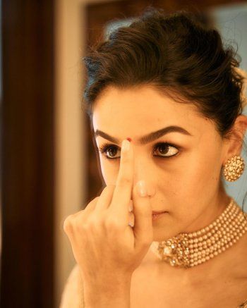 شاهد .. عليا بهات تفوز بهذه الجائزة في حفل توزيع جوائز الفيلم الوطني 2023 مرتدية ساري زفافها-بالصور