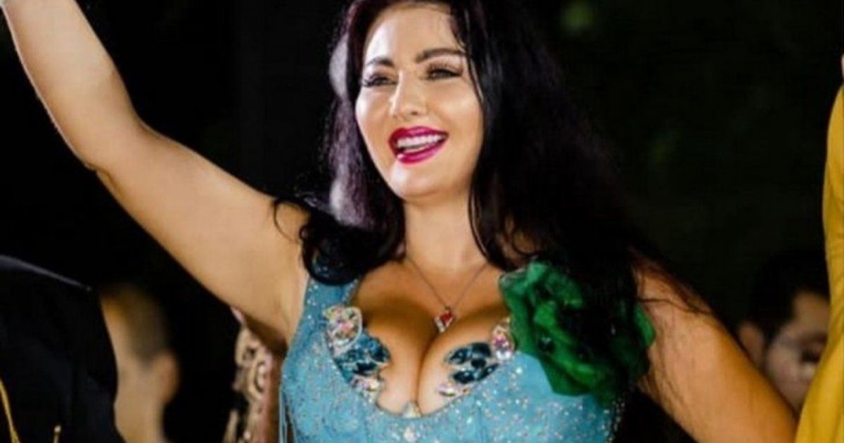 شاهد .. بالصورة - من وسط البحر..صافيناز تستمتع بوقتها بإطلالة صيفية رائعة