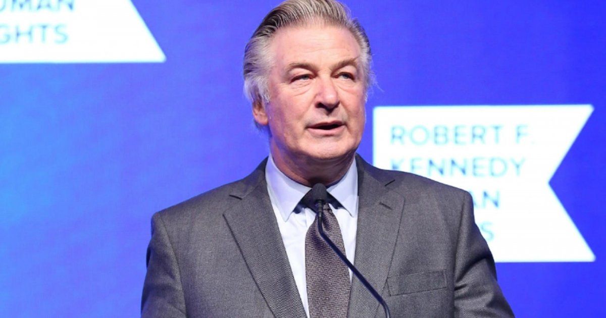 شاهد .. أليك بالدوين يواجه اتهامات جنائية جديدة فيما يتعلق بوفاة هالينا هاتشينز