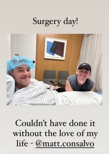 شاهد .. بالصور - بريان جيه سميث يطل على محبيه من على تخت المستشفى