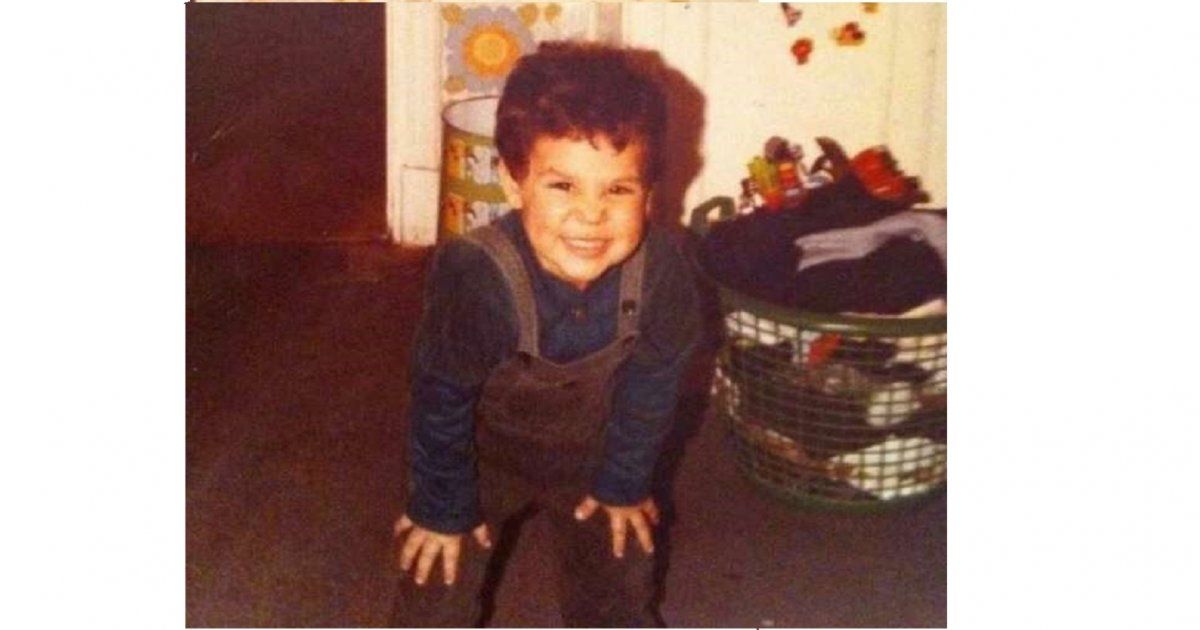 شاهد .. هذا الطفل نجل ممثل مصري شهير كبر وأصبح على خطى ابيه