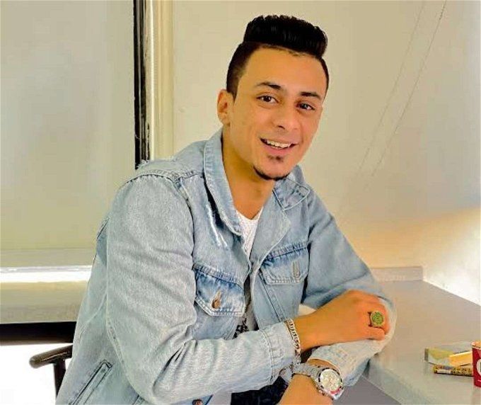 اعتزل الفن عشان دينه.. علي قدورة يقرأ القرآن الكريم في فيديو جديد