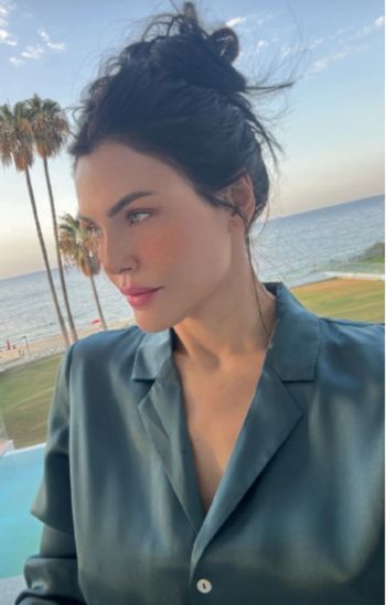 شاهد .. دارين حداد تخطف الأنظار بأحدث إطلالة لها على شاطئ البحر