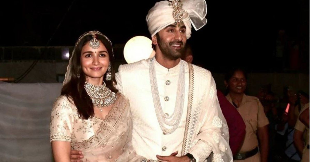 شاهد .. عليا بهات تفوز بهذه الجائزة في حفل توزيع جوائز الفيلم الوطني 2023 مرتدية ساري زفافها-بالصور