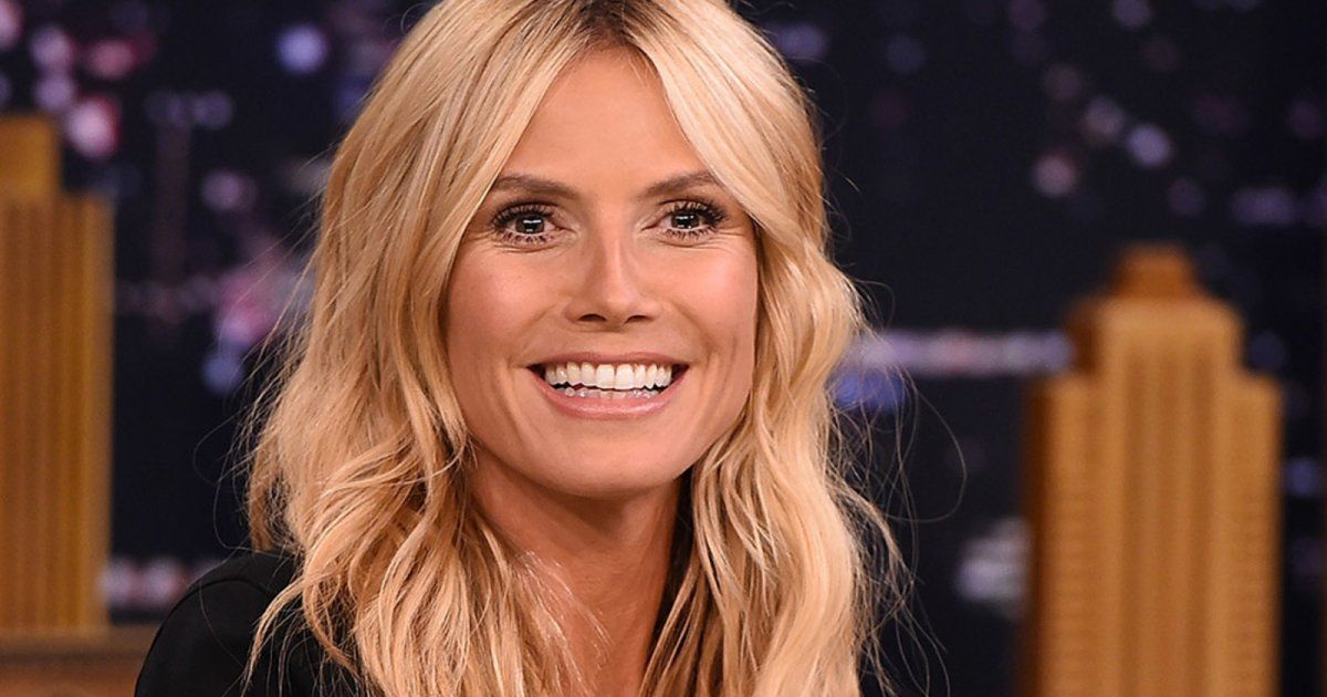 شاهد .. بالصورة - هايدي كلوم تتألق بفستان سترة باللون الأحمر