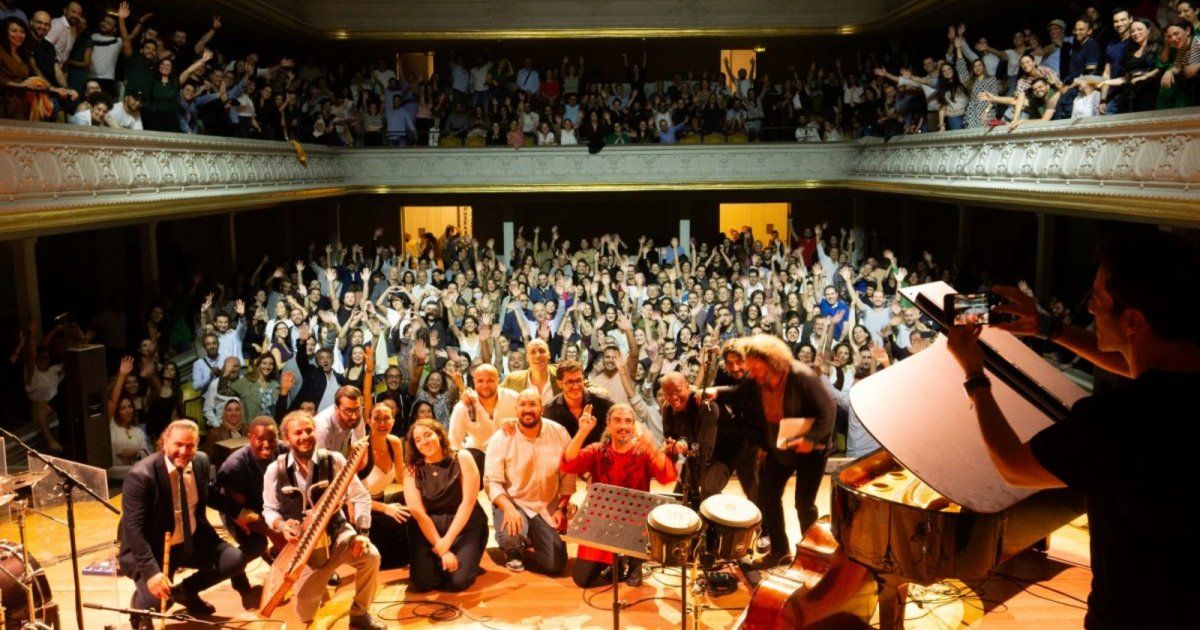 شاهد .. "من لبنان إلى العالم".. ألف أبي سعد والأوركسترا يحققان نجاحاً ساحقاً في باريس