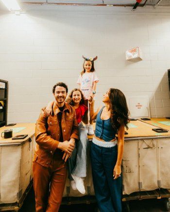 شاهد .. بالصور - بعد أن نشر نيك وكيفن جوناس صور مع عائلاتهما...ها حان دور جو جوناس؟