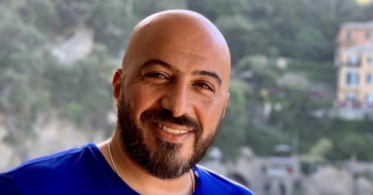 شاهد .. بعد أيام على زواجه.. مجدي الهواري يعتدي على عمال مطعم بالضرب!