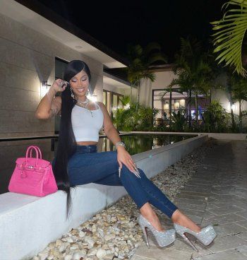 شاهد .. بالصور- كاردي بي تتألق بالكاجوال الرائع وتنال إعجاب الجمهور