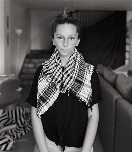 بالشال الفلسطيني .. أسما شريف منير تدعم أهالي غزة