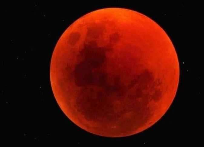باقي أيام.. البحوث الفلكية تكشف موعد خسوف القمر 2023