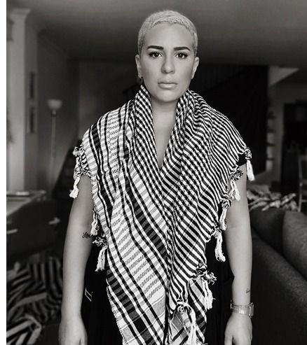 بالشال الفلسطيني .. أسما شريف منير تدعم أهالي غزة