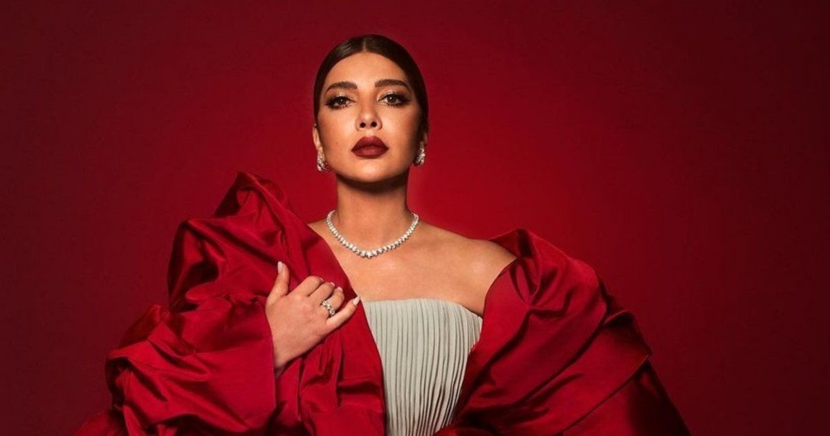 شاهد .. أصالة تتعثر وتسقط على المسرح بفيديو إنتشر بشكل واسع