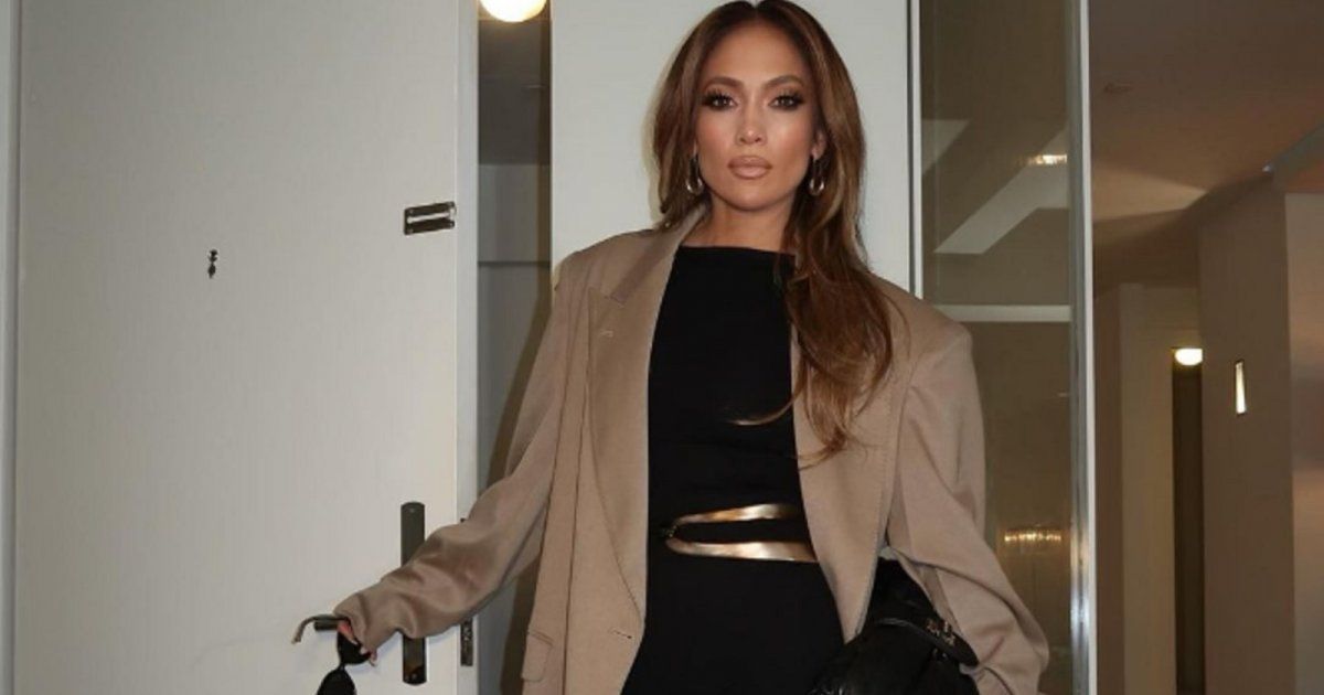 شاهد .. بالصور- بلوك أسود رائع.. جينيفر لوبيز تخطف الأنظار بجمالها وأناقتها