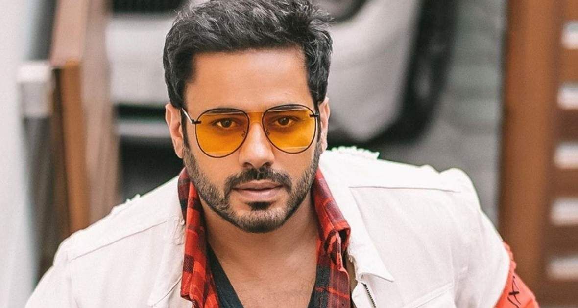 شاهد .. لص يسرق عبد الله بوشهري من أمام منزله وكاميرا الجيران تكشفه