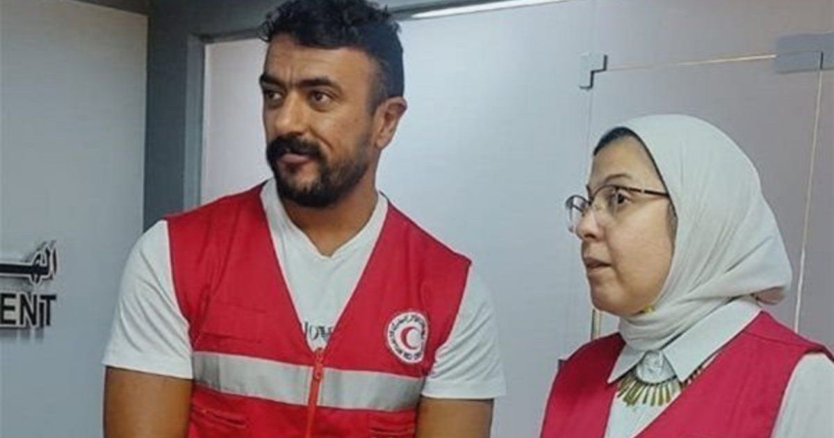 شاهد .. أحمد العوضي يتطوع في الهلال الأحمر ويحث متابعيه على تقديم الدعم لأهل غزة-بالفيديو