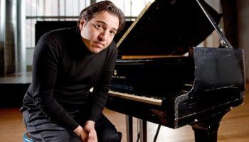 شاهد .. بعد موقفه من غزة.. فنان تركي يتلقى عقاب صعب