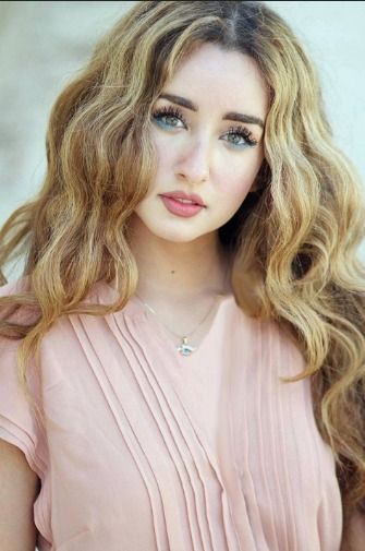 هنا الزاهد لبست الأسود علي أهل غزة