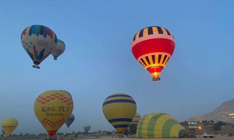 شاهد.. لحظة تحليق مئات السائحين برحلات البالون الطائر في الأقصر