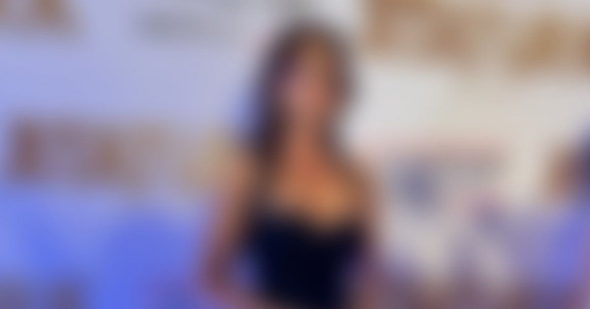 شاهد .. نجمة تركية يتمزق فستانها مباشرة.. وهذا ما إضطرت لفعله- بالصور