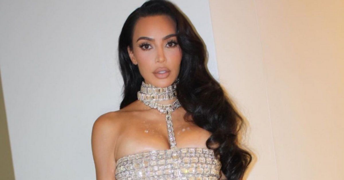 شاهد .. بالصور- بمناسبة عيد ميلادها..كيم كارداشيان تتفاجأ بكمية كبيرة من الورد