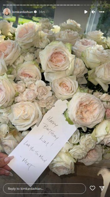 شاهد .. بالصور- بمناسبة عيد ميلادها..كيم كارداشيان تتفاجأ بكمية كبيرة من الورد