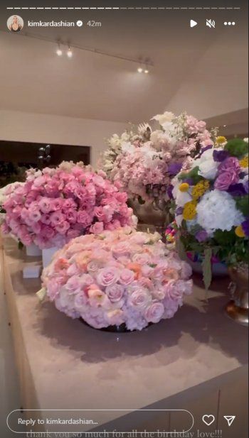 شاهد .. بالصور- بمناسبة عيد ميلادها..كيم كارداشيان تتفاجأ بكمية كبيرة من الورد