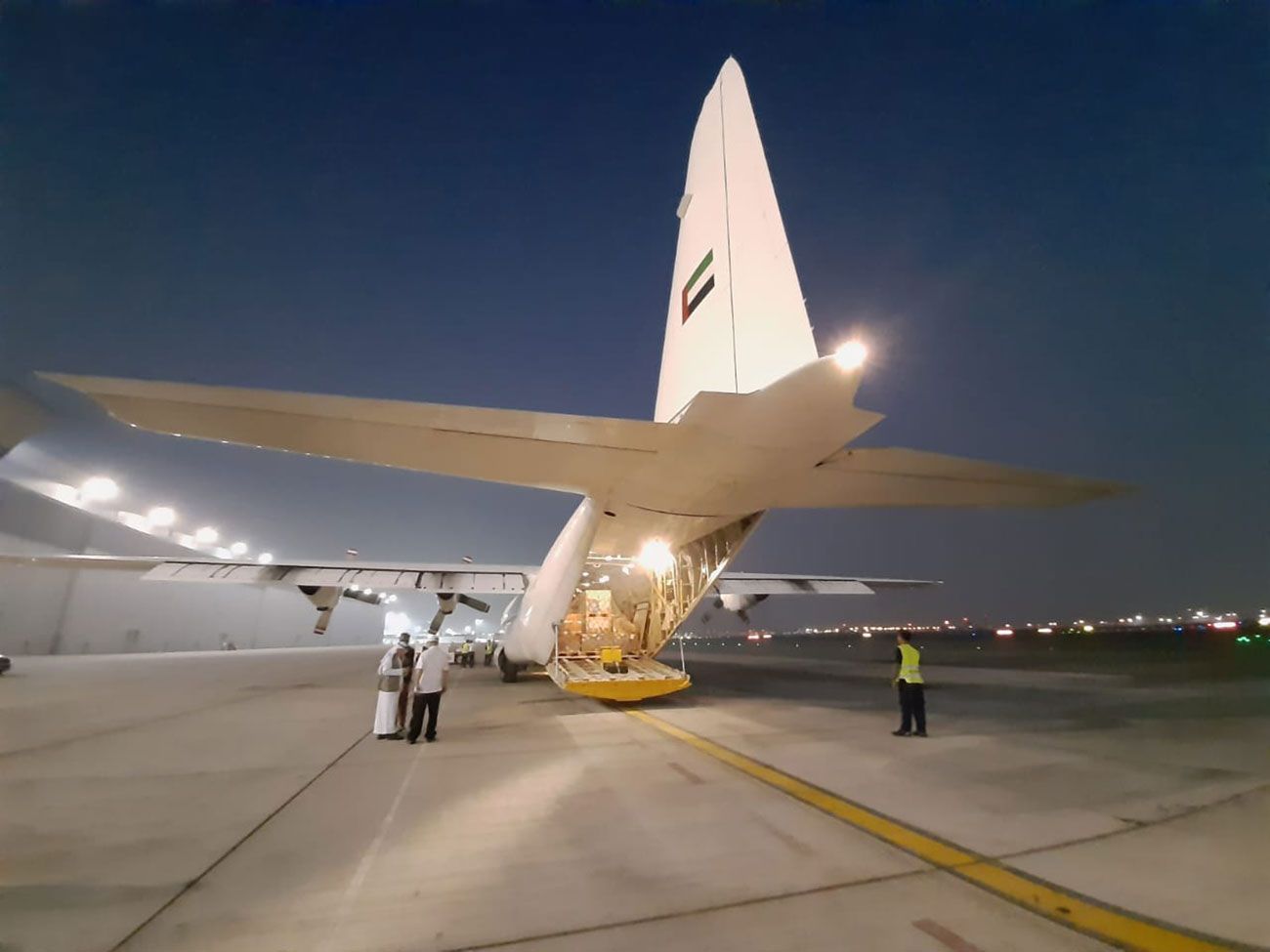 “من دبي إلى أهالي غزة”.. نقل أكثر من 45 طناً من المساعدات عبر 5 شحنات جوية