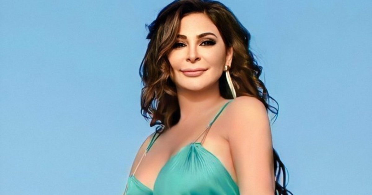 شاهد .. معجب يفاجئ إليسا بصورة لوالدها على المسرح.. وردة فعلها مؤثرة للغاية!