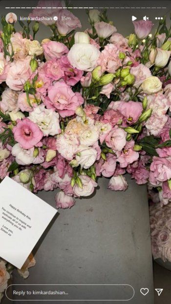 شاهد .. بالصور- بمناسبة عيد ميلادها..كيم كارداشيان تتفاجأ بكمية كبيرة من الورد