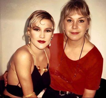 شاهد .. بالصورة- نجمة الثمانينيات والتسعينيات التي شغلت العالم سامانتا فوكس نسخة طبق الأصل عن والدتها