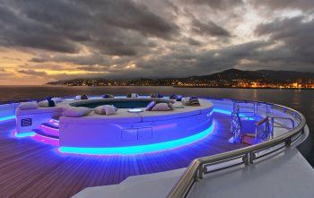 شاهد .. لقطات من قلب يخت محمد بن سلمان المدهش .. لن تتوقع ما ستراه بينه غرفة يتساقط فيها ثلج طبيعي