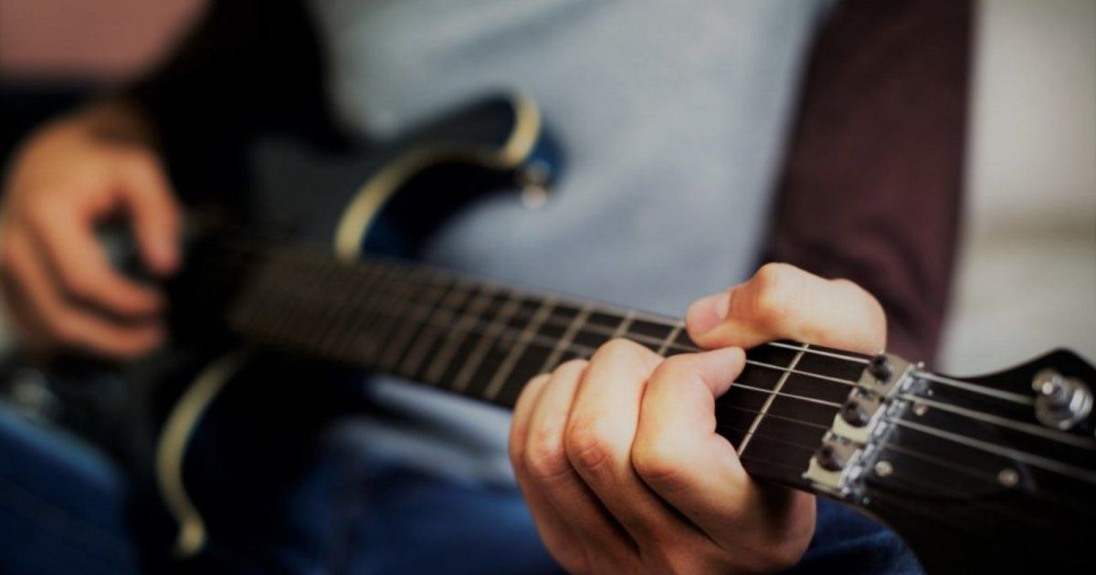 شاهد .. وفاة عازف غيتار عالمي شهير