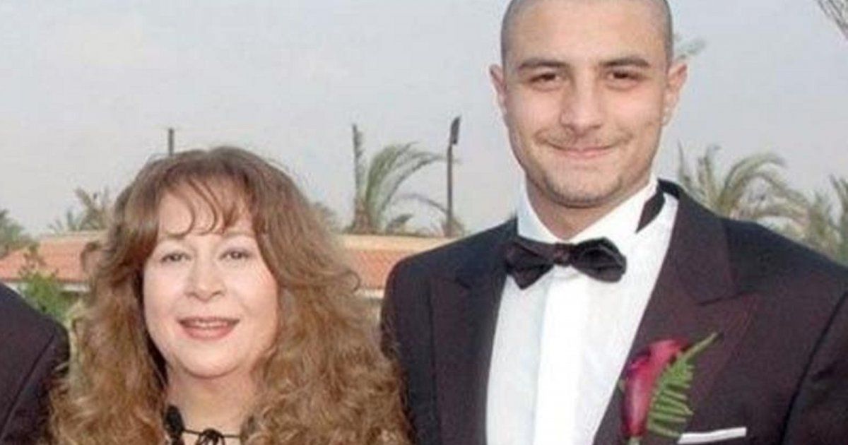 شاهد .. بصورة من شبابها..أحمد الفيشاوي يوجه رسالة من الفخر لوالدته سمية الألفي