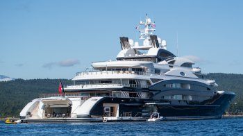 شاهد .. لقطات من قلب يخت محمد بن سلمان المدهش .. لن تتوقع ما ستراه بينه غرفة يتساقط فيها ثلج طبيعي