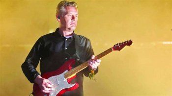 شاهد .. وفاة عازف غيتار عالمي شهير