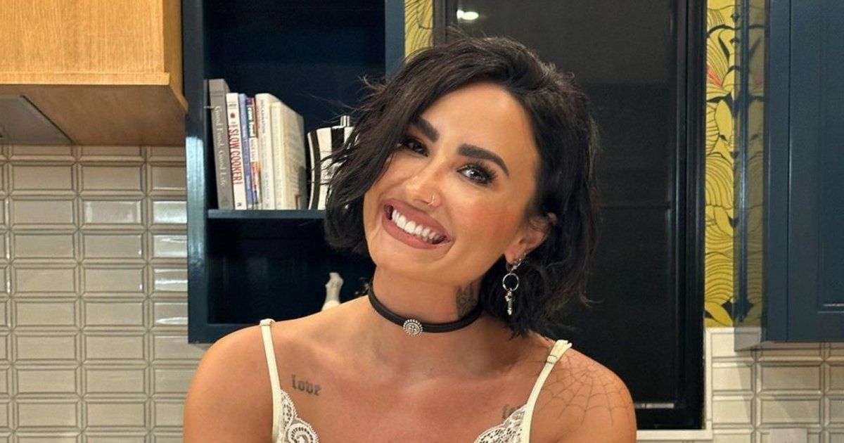 شاهد .. بالصورة- بلوك شيك رائع.. ديمي لوفاتو تخطف الأنظار بجمالها