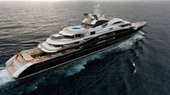 شاهد .. لقطات من قلب يخت محمد بن سلمان المدهش .. لن تتوقع ما ستراه بينه غرفة يتساقط فيها ثلج طبيعي